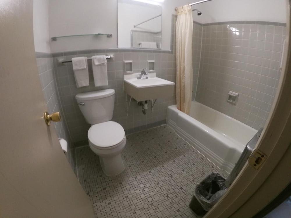 Room image 4